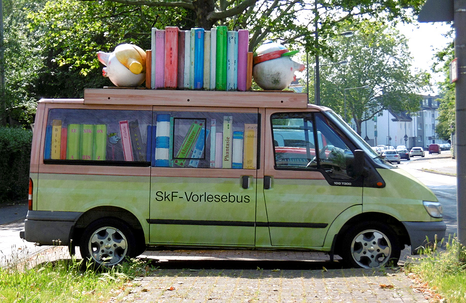 Vorlesesebus des SkV e.V., tourt durchs Veedel zum Ferienspaß 2020 (© Netzwerk e.V./Brigitte Jantz)