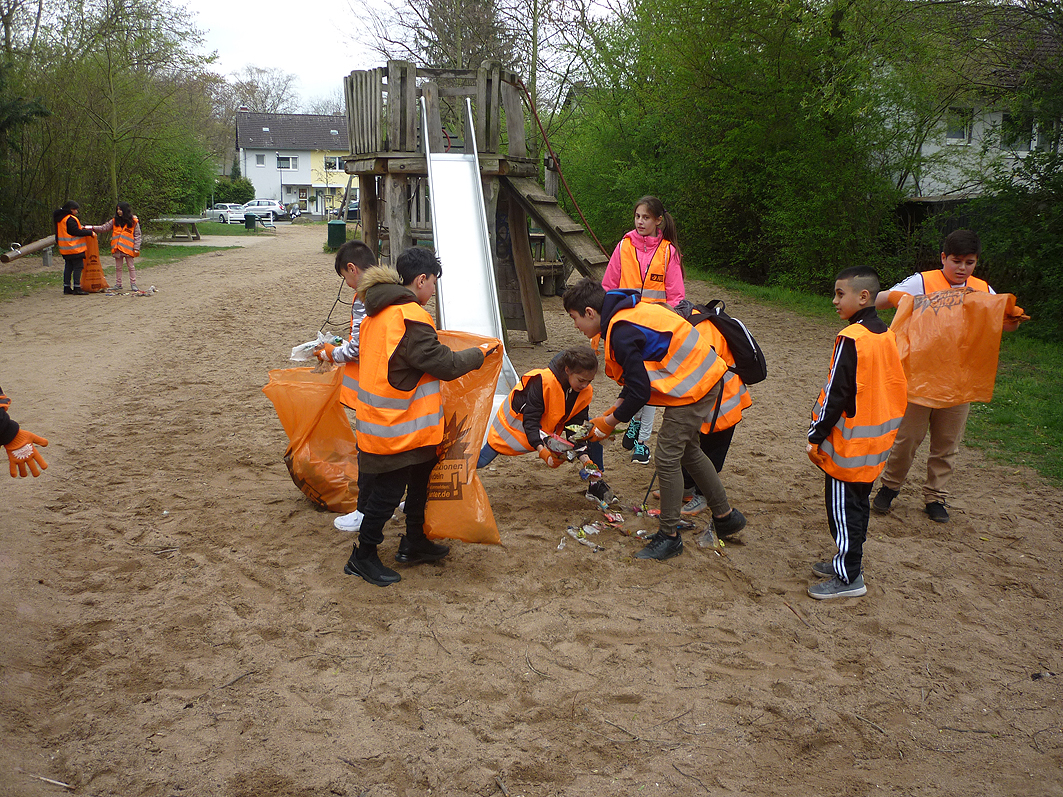 Schüler/innen sammen Müll auf dem Spielplatz beim BBD 2019, © Brigitte Jantz/Netzwerk e.V.