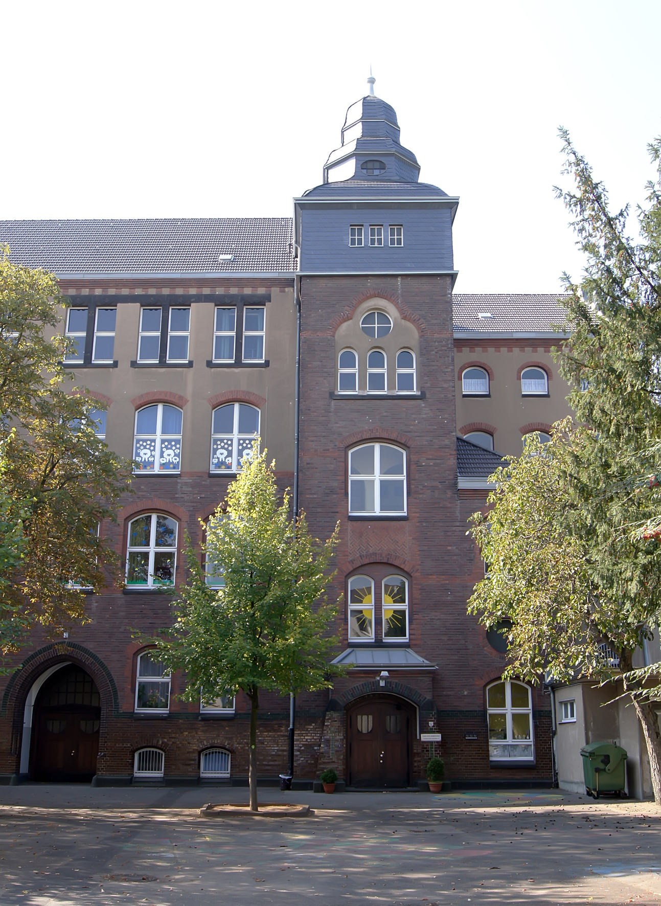 Die Katholische Grundschule Osterather Straße (© wikipedia/Insomapi)