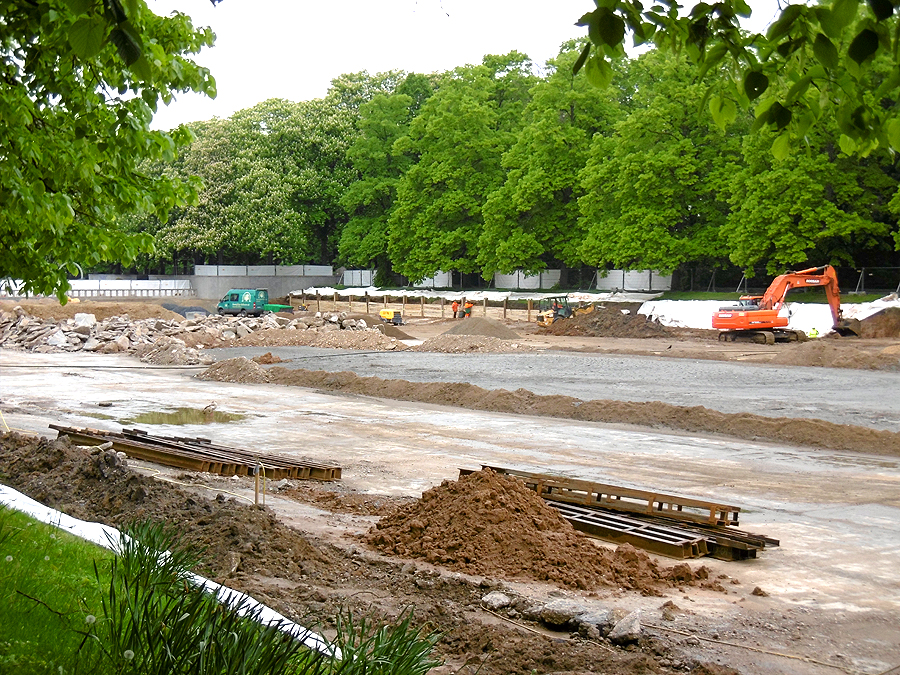 Kahnweihersanierung Blücherpark, 08.05.2019: Restlicher Schlamm zum Trocknen gelagert, Betonwände werden abgebaut (© Netzwerk e.V./B. Jantz)