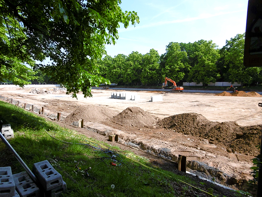 Kahnweihersanierung Blücherpark, 28.05.2019: Schlamm ist abtransportiert, neue Betonwände werden gesetzt (© Netzwerk e.V./B. Jantz)
