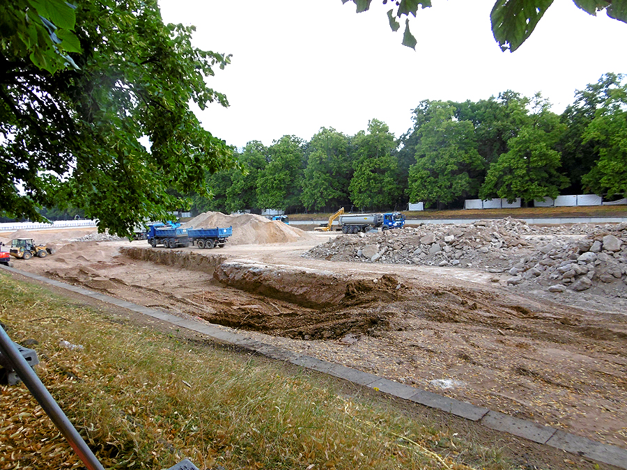 Kahnweihersanierung Blücherpark, 19.07.2019: Betonsohle wird abgetragen, Weiher wird vertieft (© Netzwerk e.V./B. Jantz)