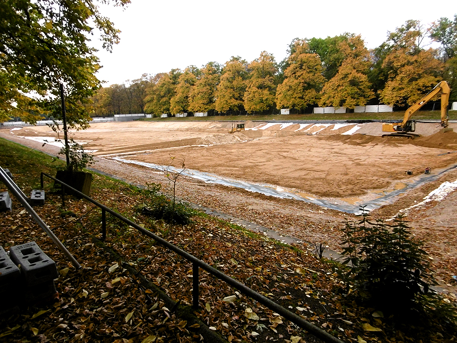 Kahnweihersanierung Blücherpark, 15.10.2019: Letzte Arbeiten an der Weihersohle, Sand wird verteilt (© Netzwerk e.V./B. Jantz)