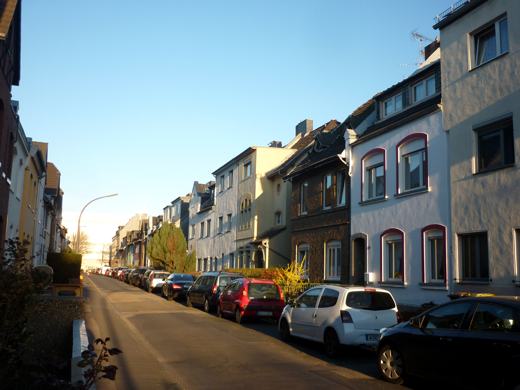 Blick in die Nievenheimer Straße (© Brigitte Jantz/Netzwerk e.V.)