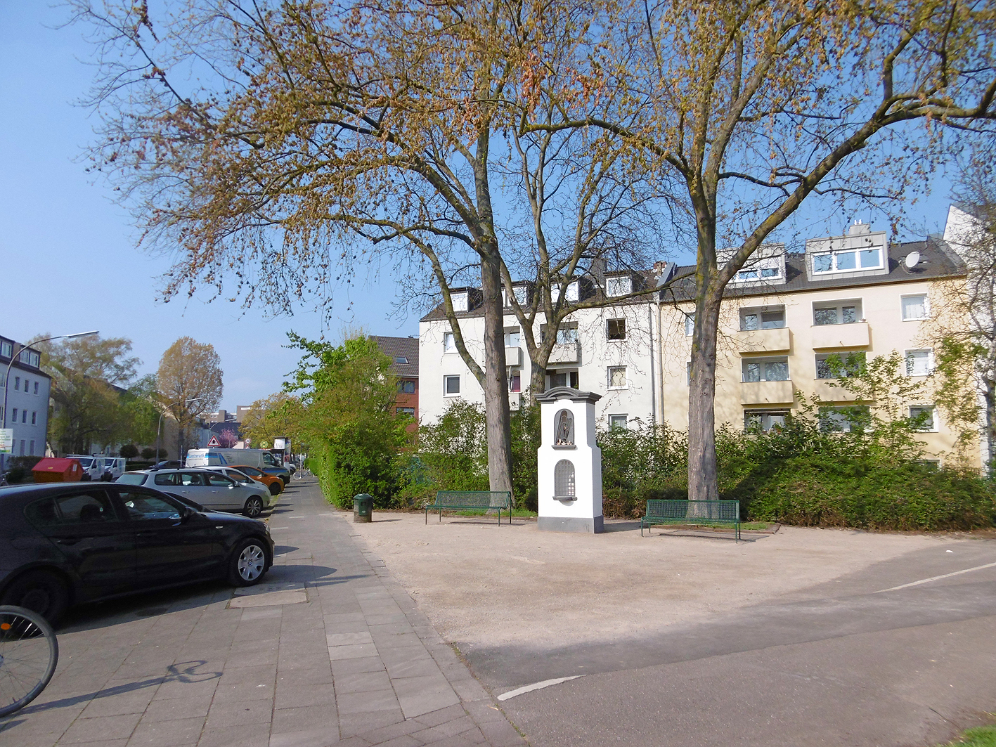 Der frisch restaurierte Bildstock erstrahlt an seinem Standort der Starße Am Bilderstökchen/Ecke Longericher Straße